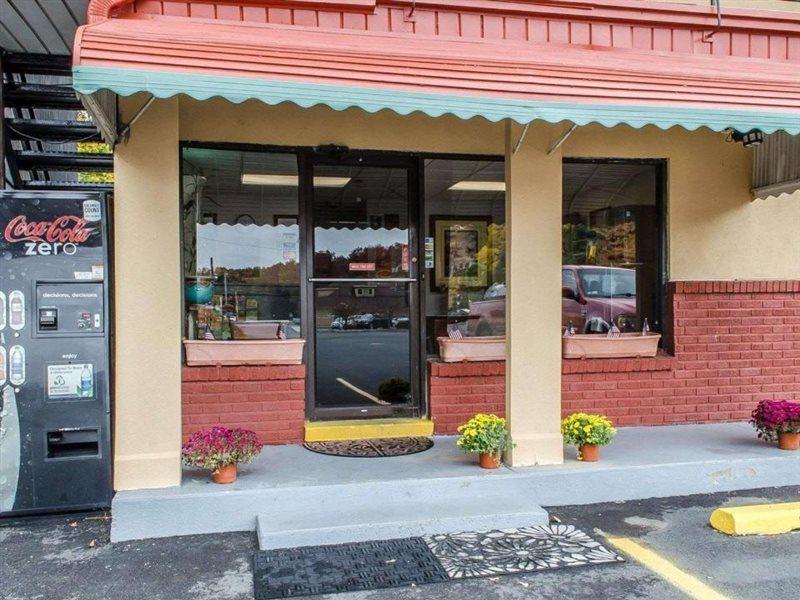 Econo Lodge Frackville Bagian luar foto