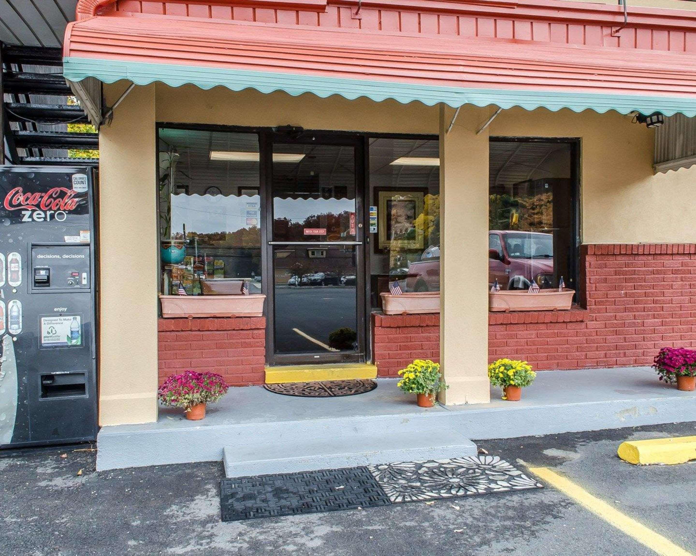 Econo Lodge Frackville Bagian luar foto