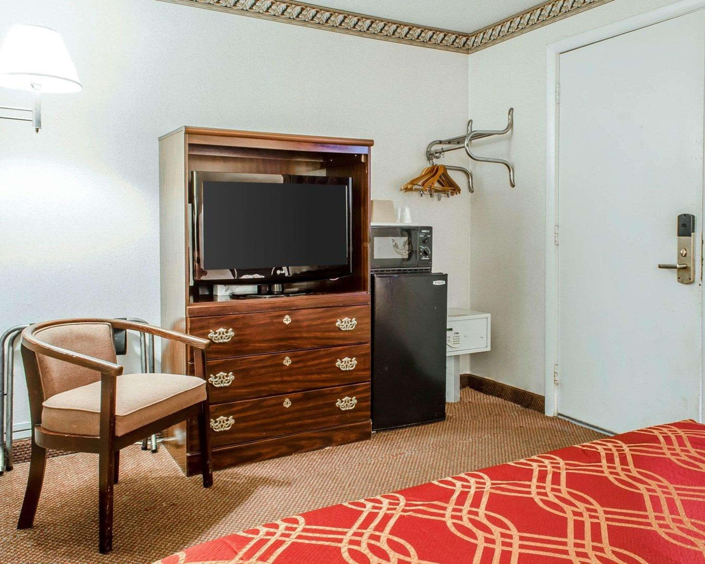 Econo Lodge Frackville Bagian luar foto