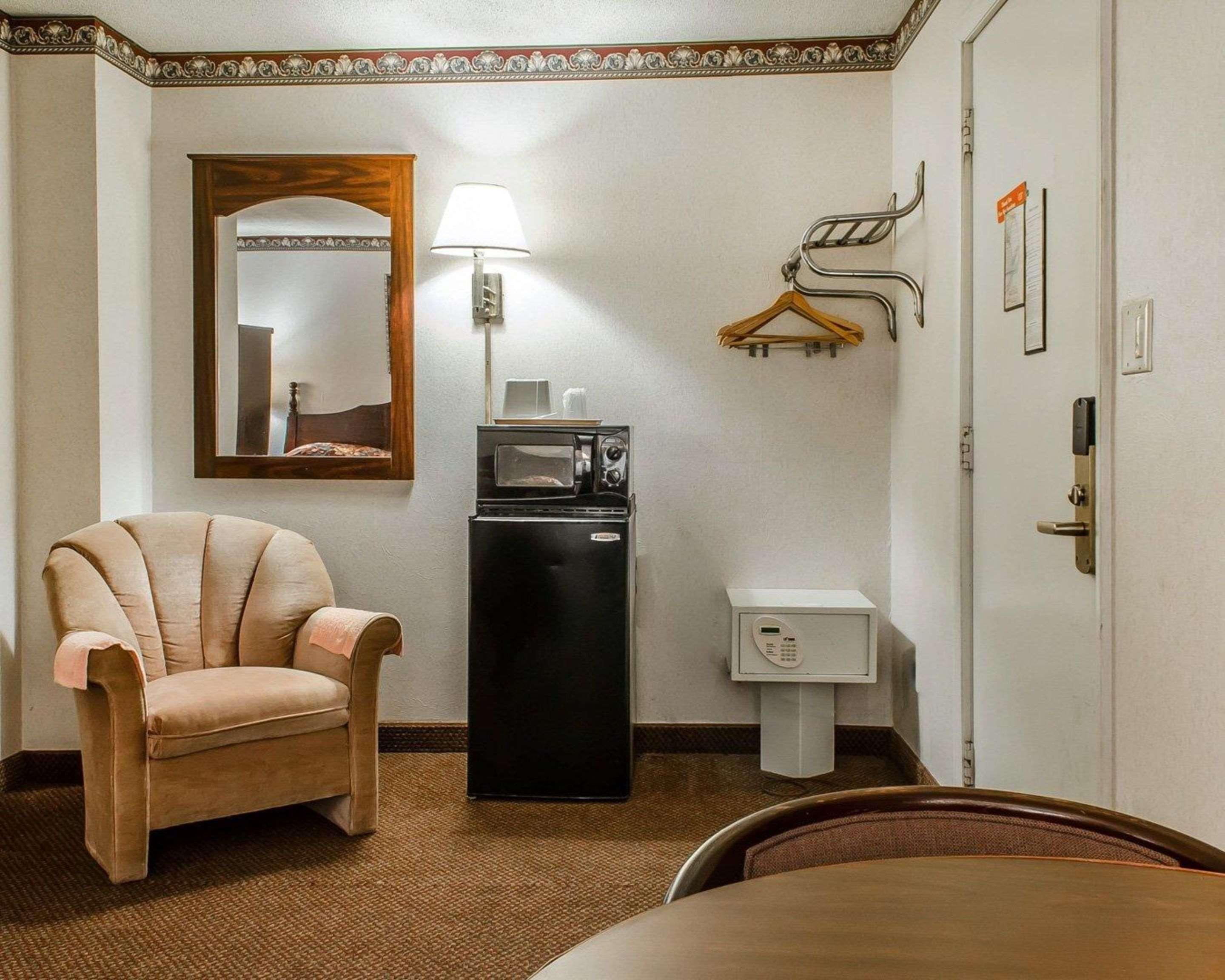 Econo Lodge Frackville Bagian luar foto